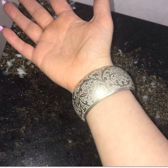 Vintage Floral Etched Bangle Bracelet - Picture 7 of 7